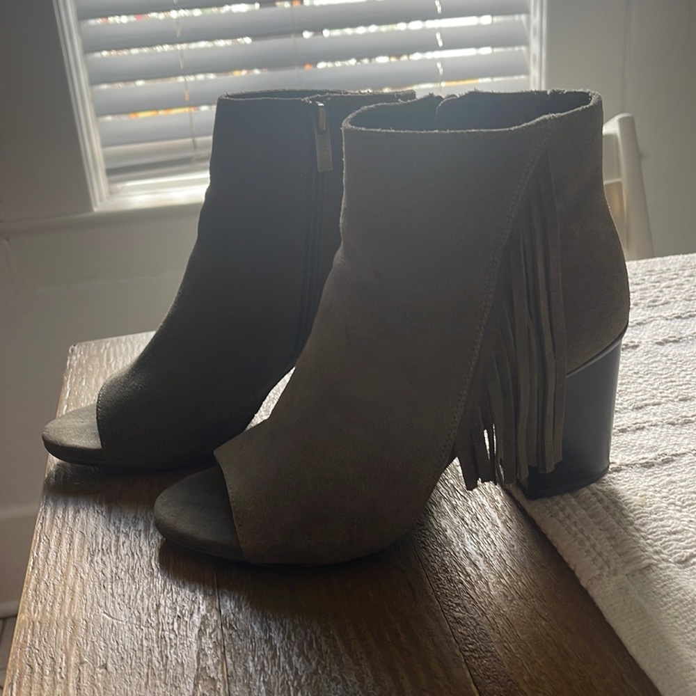 Open toe booties / Kenneth Cole